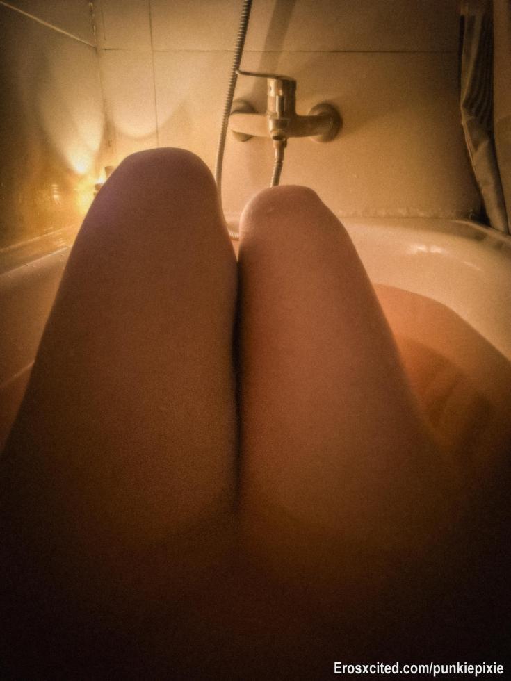 Momento de tomar un bañito de tina para este lunes tan horrible...
Me acompañas?? 🩷😈♠️