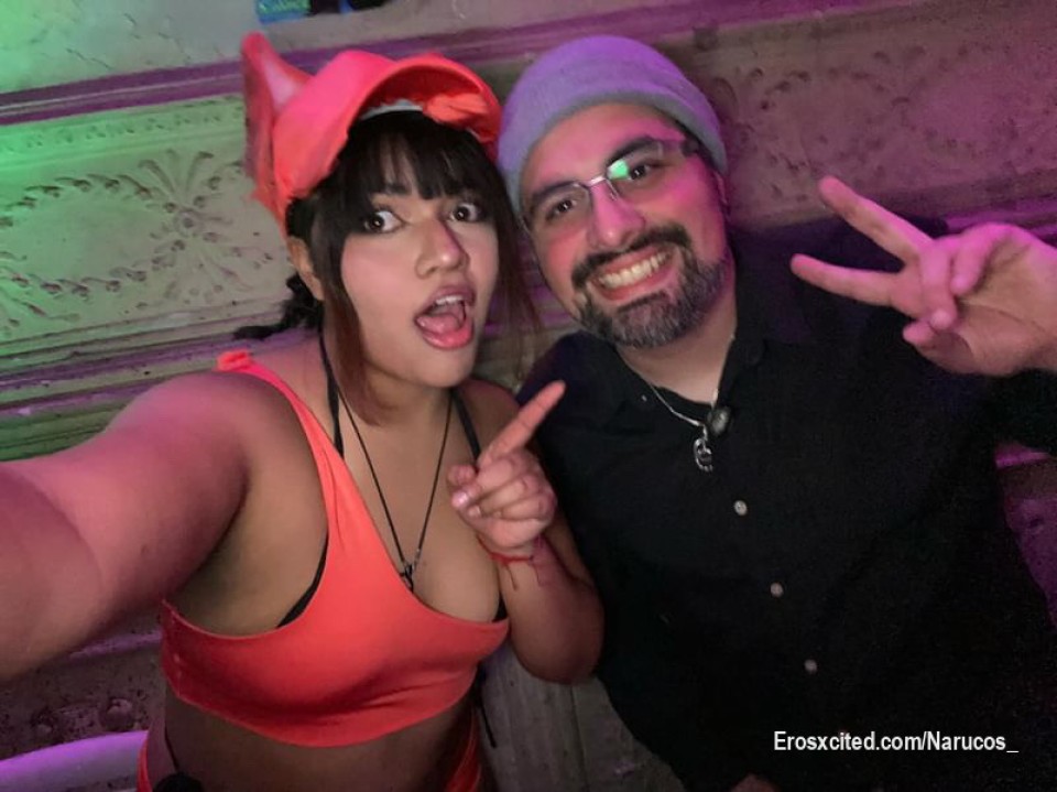 Hace un tiempo fui a una @game_n_dance y me encontré con el vardoc  ndnfnfnf Justo le pedí una foto y me grabo en mi stand de erocos como morocha💗