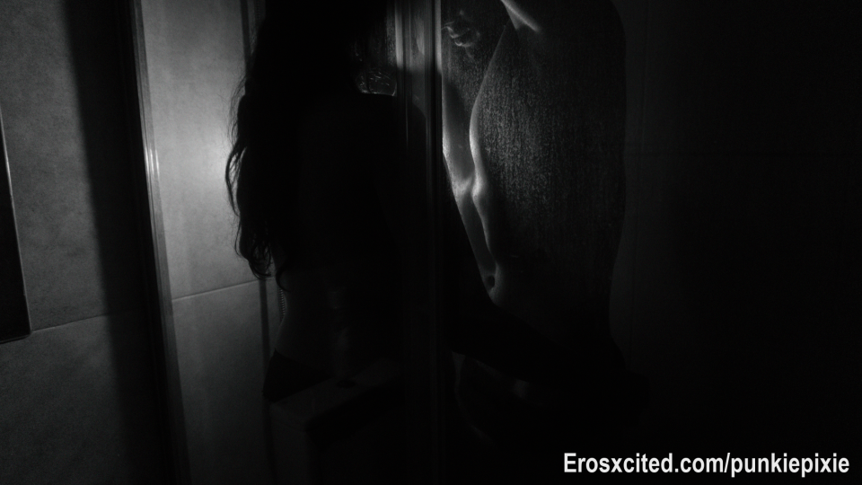 Femme fatale bajo la ducha... peligrosa, mojada y lista para devorarte 💦
¿Hasta dónde te atreverías a llegar conmigo?

Femme fatale in the shower… wet, dangerous, and ready to devour you 💦
How far would you dare to go with me?

Avec @Ares_taisho ♠️😈
