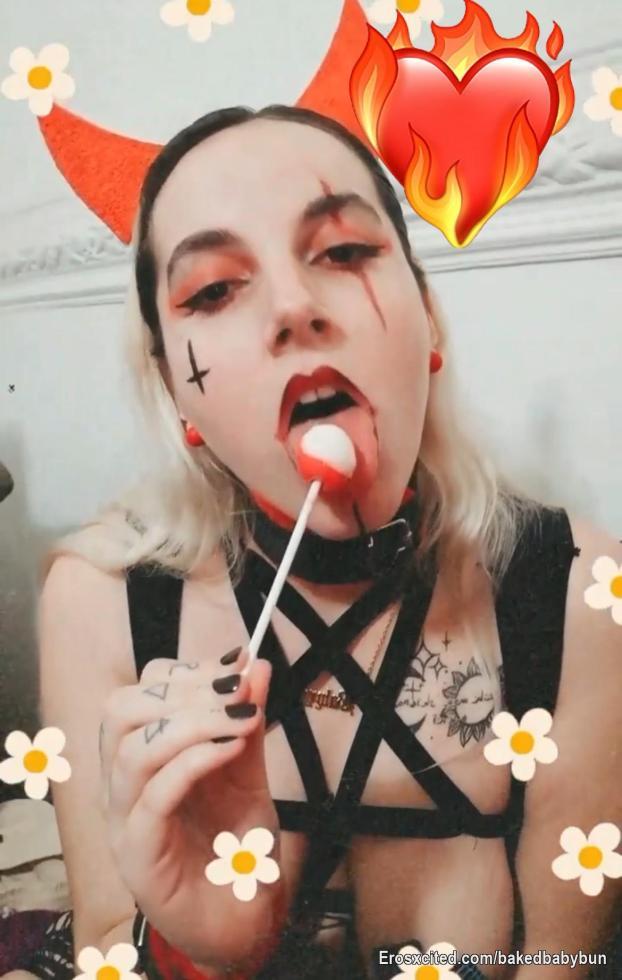 Este fin de semana se viene harto material nuevo para mis SUBS ❤️‍🔥 No te lo pierdas y sígueme a mis IG @kureijibuni y TW @bunny_maul, links directos en mi perfil 🐰🍃