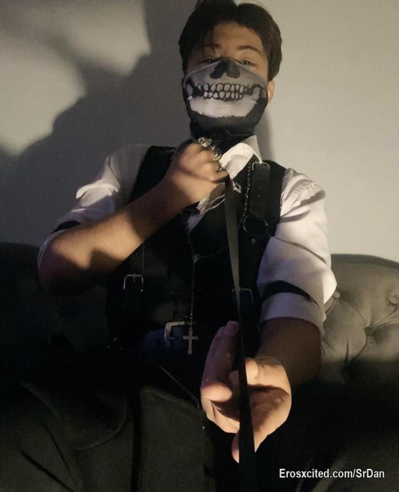 Estoy realmente obsesionado contigo.. Deseo hacerte mía… con una mano tomarte del cuello y con la  otra apretar tus pezones. Recuerdo esos momentos, estabas tan jodidamente mojada que pedías a gritos que no lo sacara y fuera más y más rápido. ¿De verdad crees que puedo olvidar lo que éramos y tú podrás olvidar las veces que mi lengua te hizo chorrear? Dime… ¿estás segura de querer huir de tu propio deseo?