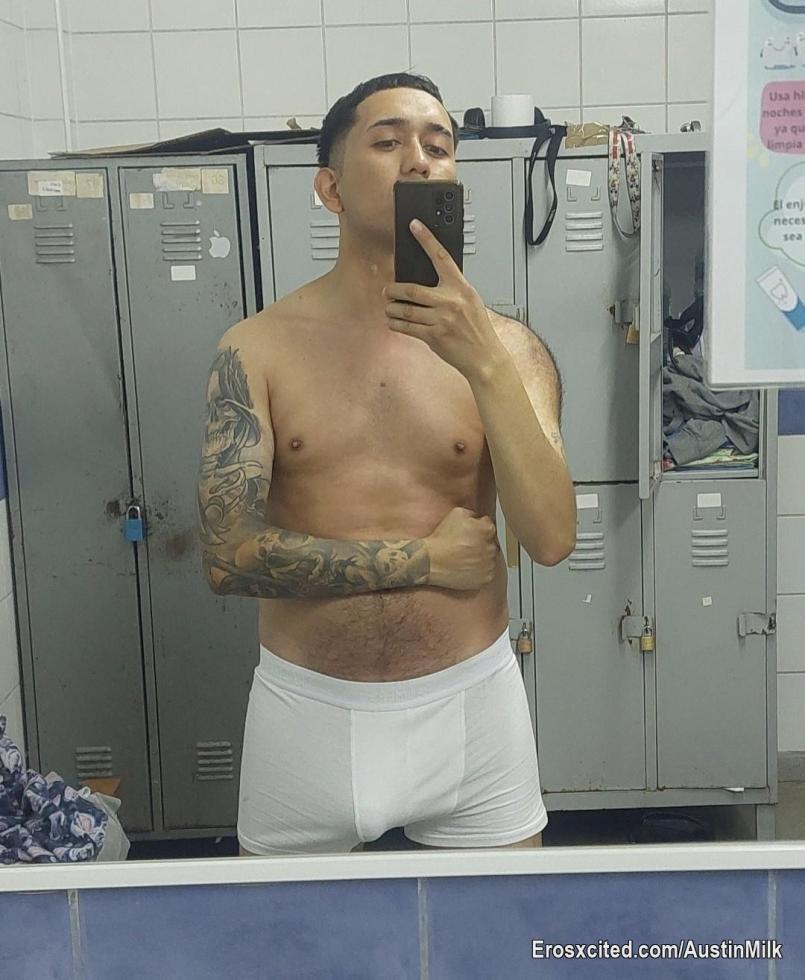 Lo que mas hay en este perfil es semen, 
Si te gusta verme botando leche, ven, suscribete, te espero! 🍼💦